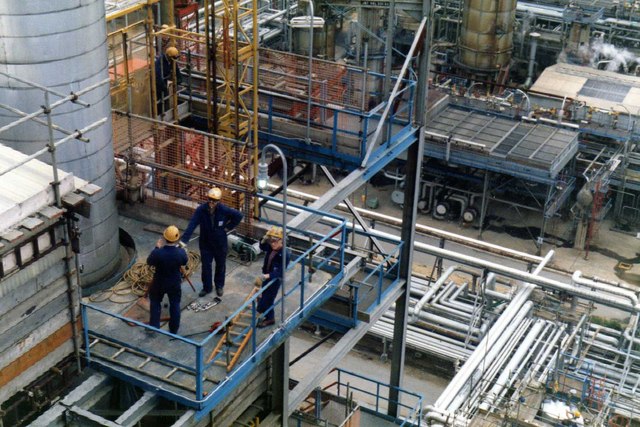 Inside_Fawley_oil_refinery_-_geograph.org.uk_-_747756